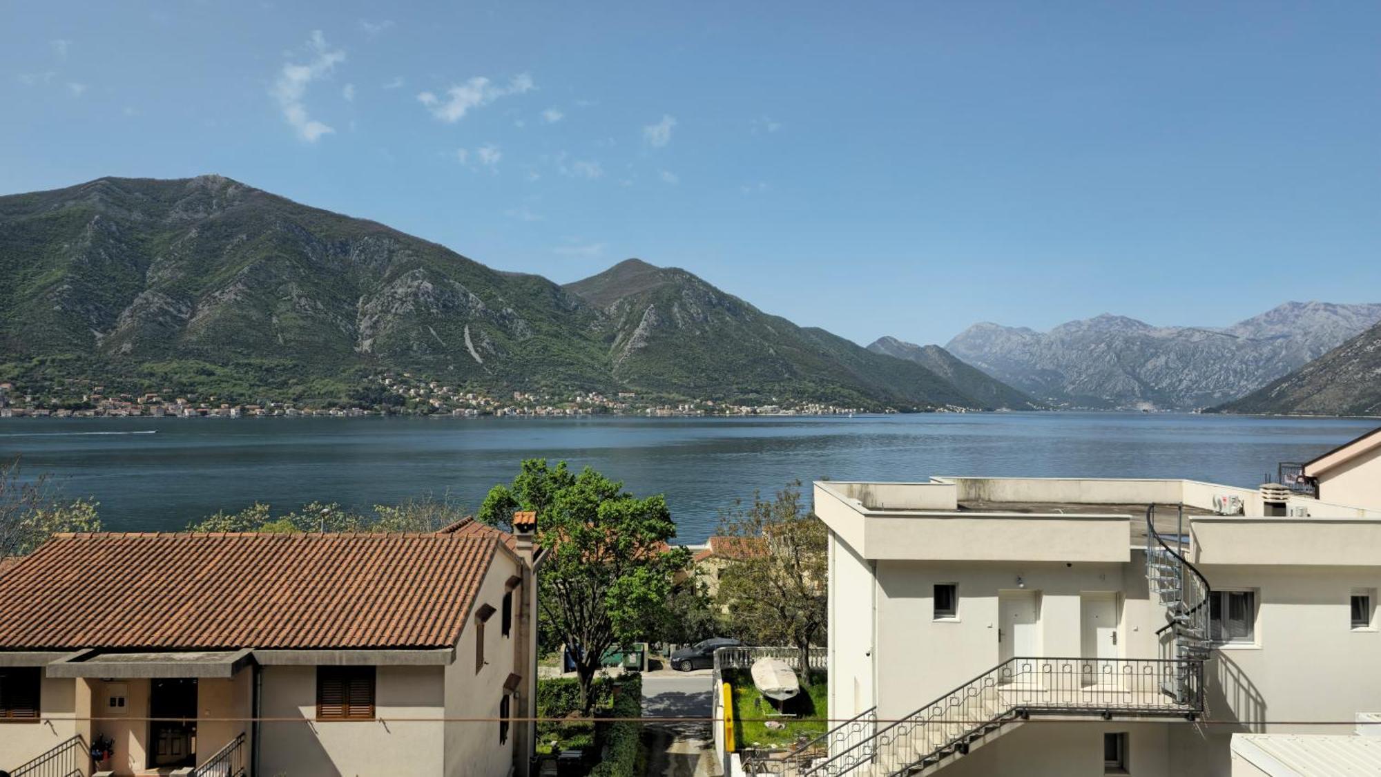 Modern Seaside Escape - Stunning Sea View - Private & Stylish Apartamento Kotor Exterior foto