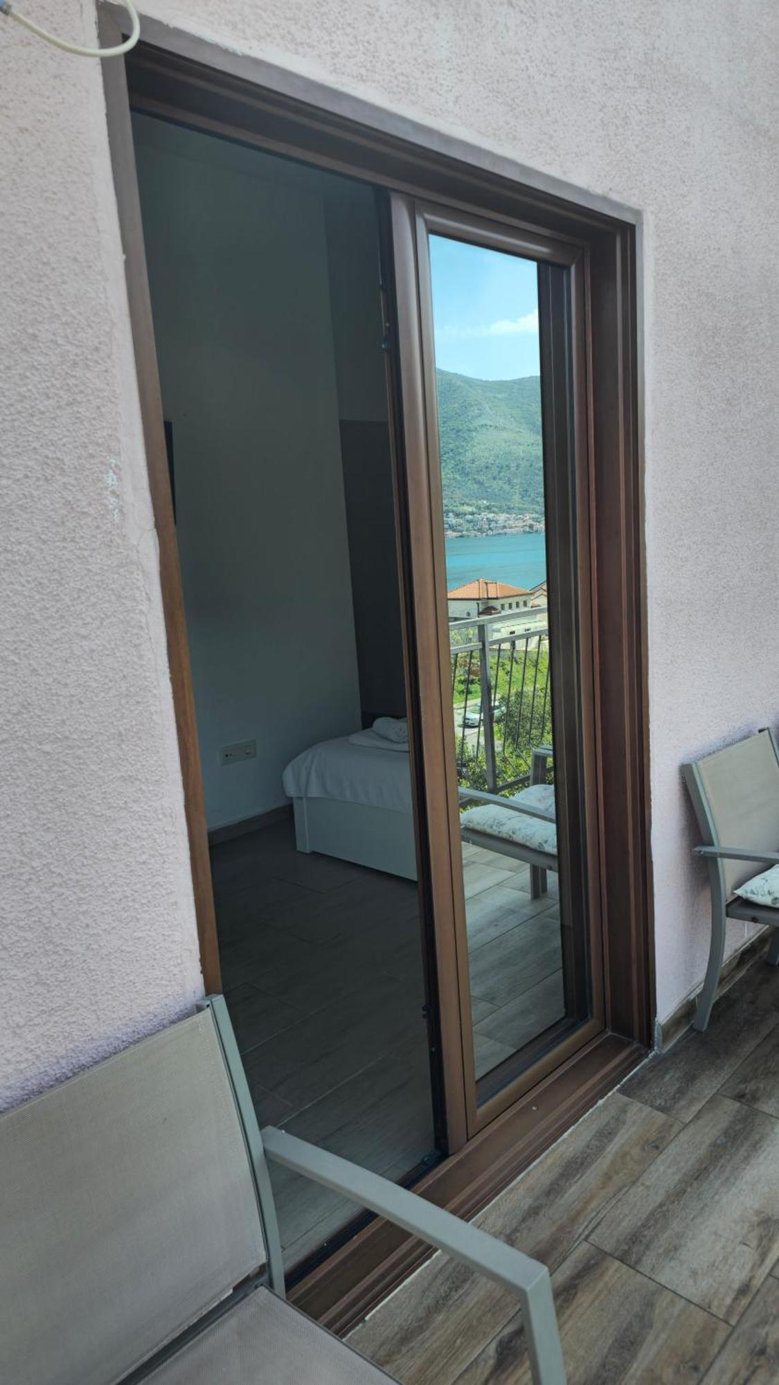 Modern Seaside Escape - Stunning Sea View - Private & Stylish Apartamento Kotor Exterior foto