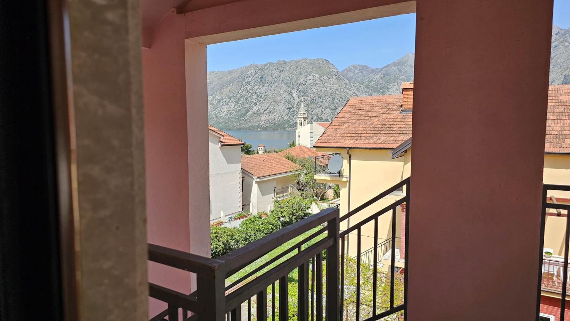 Modern Seaside Escape - Stunning Sea View - Private & Stylish Apartamento Kotor Exterior foto