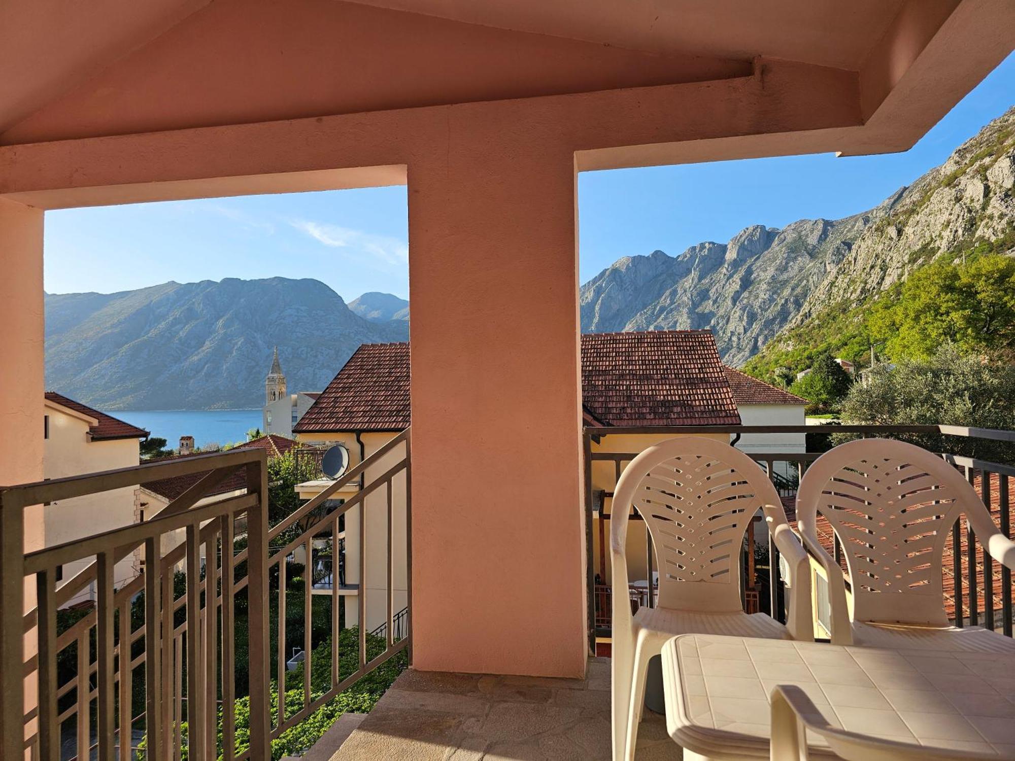Modern Seaside Escape - Stunning Sea View - Private & Stylish Apartamento Kotor Exterior foto