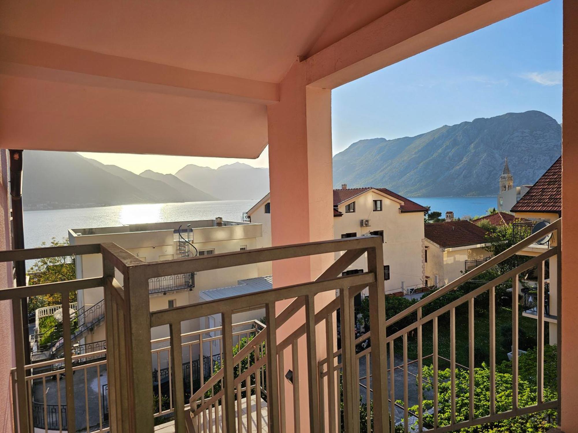 Modern Seaside Escape - Stunning Sea View - Private & Stylish Apartamento Kotor Exterior foto