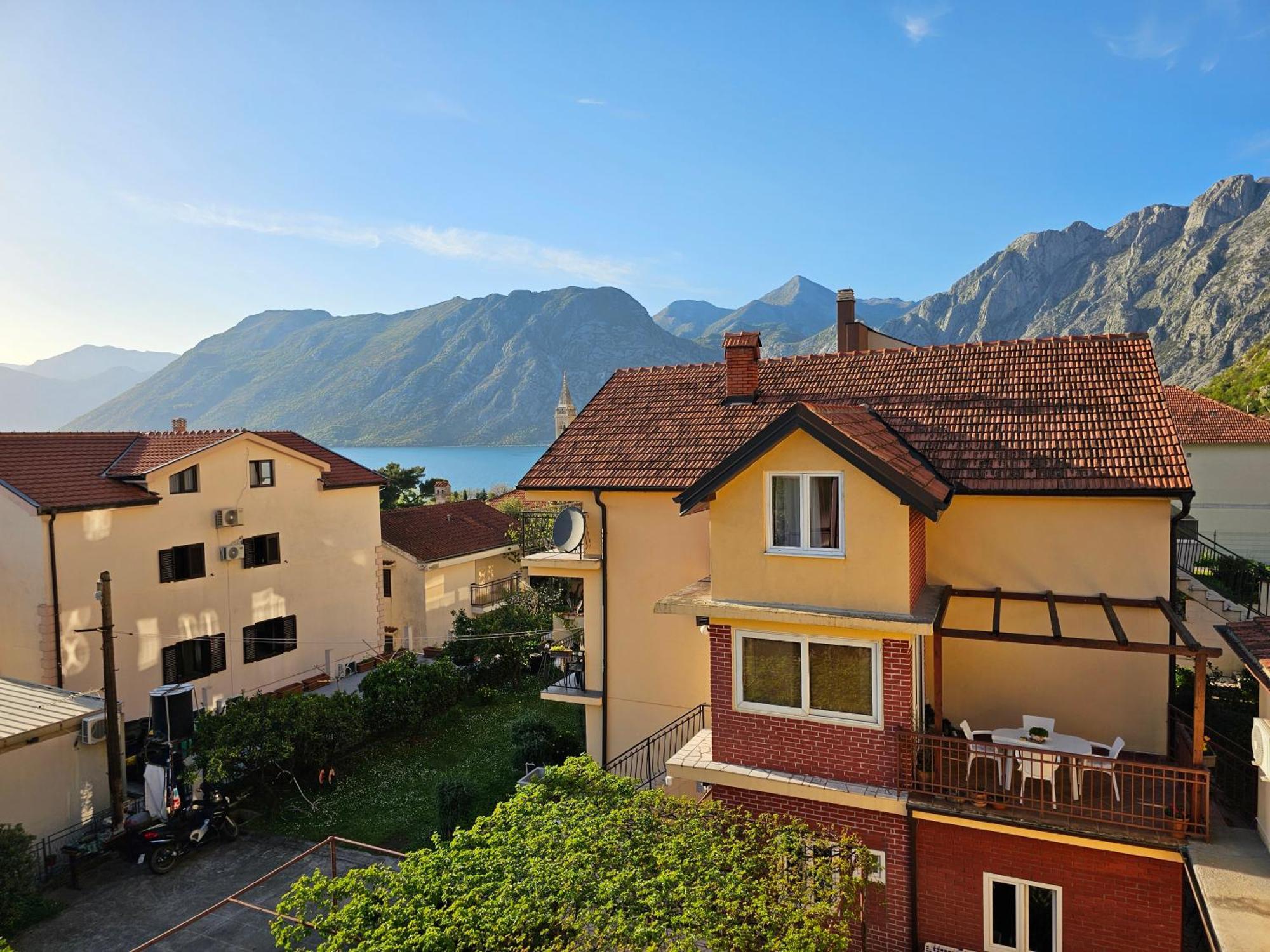 Modern Seaside Escape - Stunning Sea View - Private & Stylish Apartamento Kotor Exterior foto