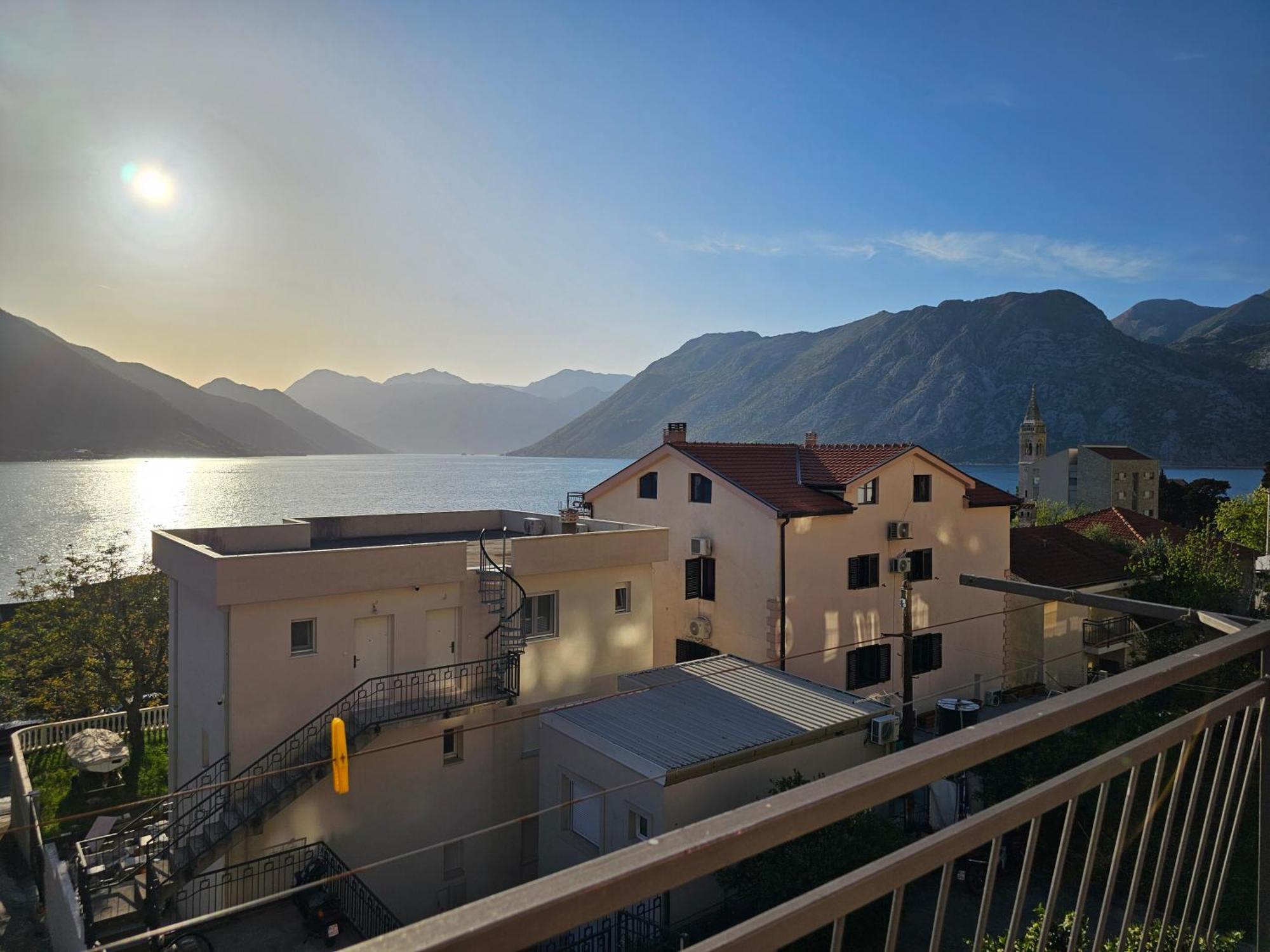 Modern Seaside Escape - Stunning Sea View - Private & Stylish Apartamento Kotor Exterior foto