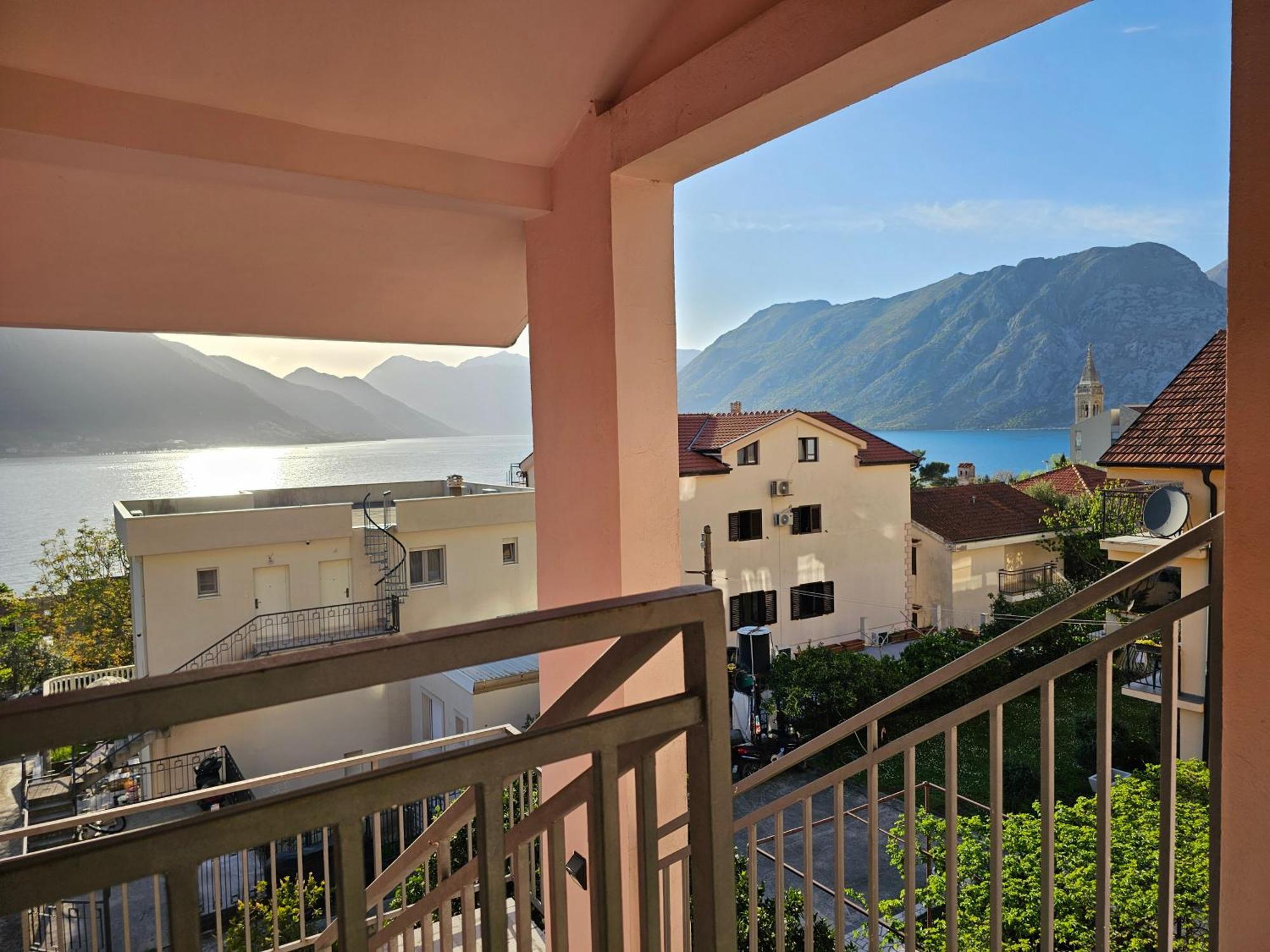 Modern Seaside Escape - Stunning Sea View - Private & Stylish Apartamento Kotor Exterior foto
