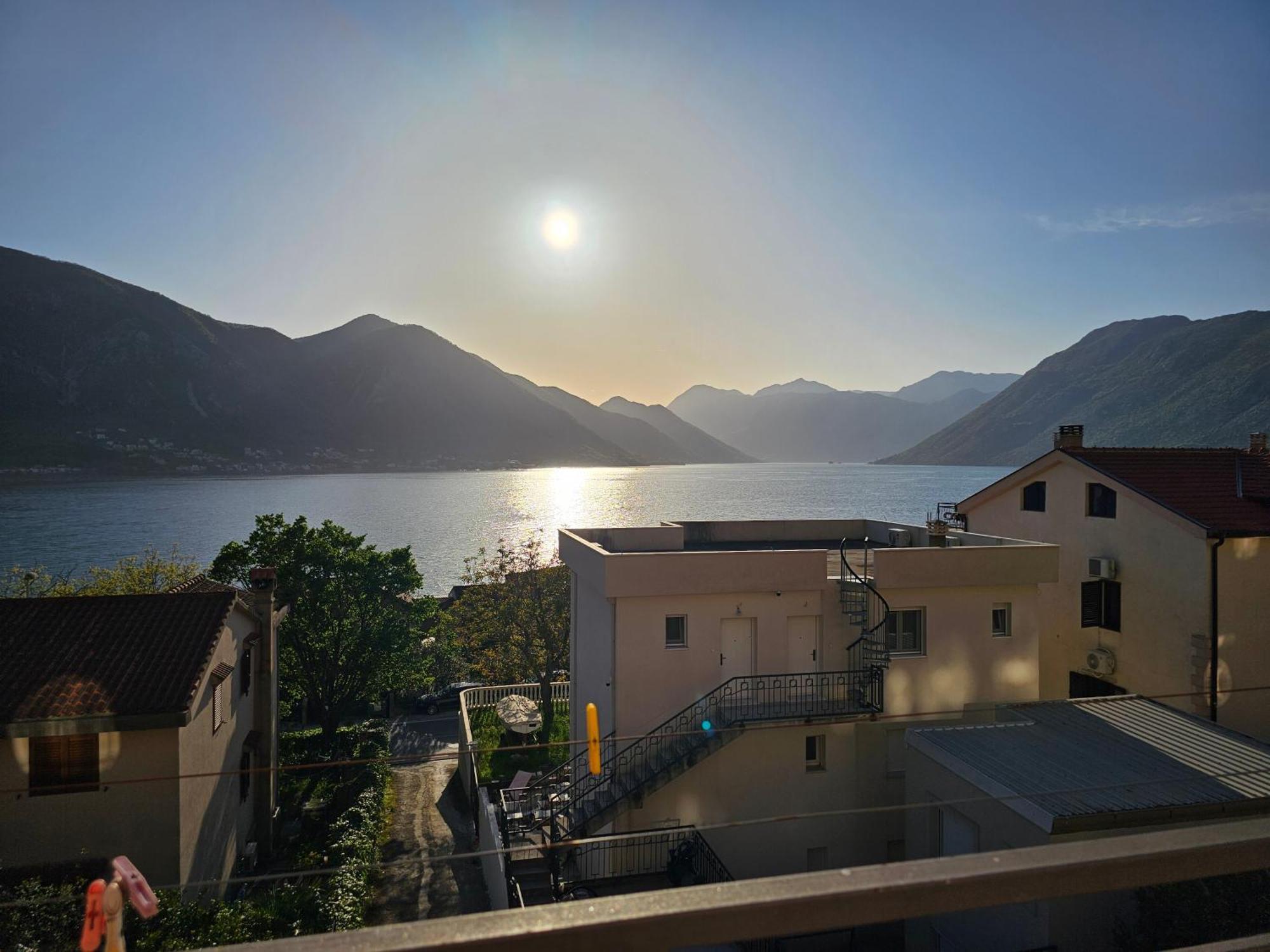 Modern Seaside Escape - Stunning Sea View - Private & Stylish Apartamento Kotor Exterior foto