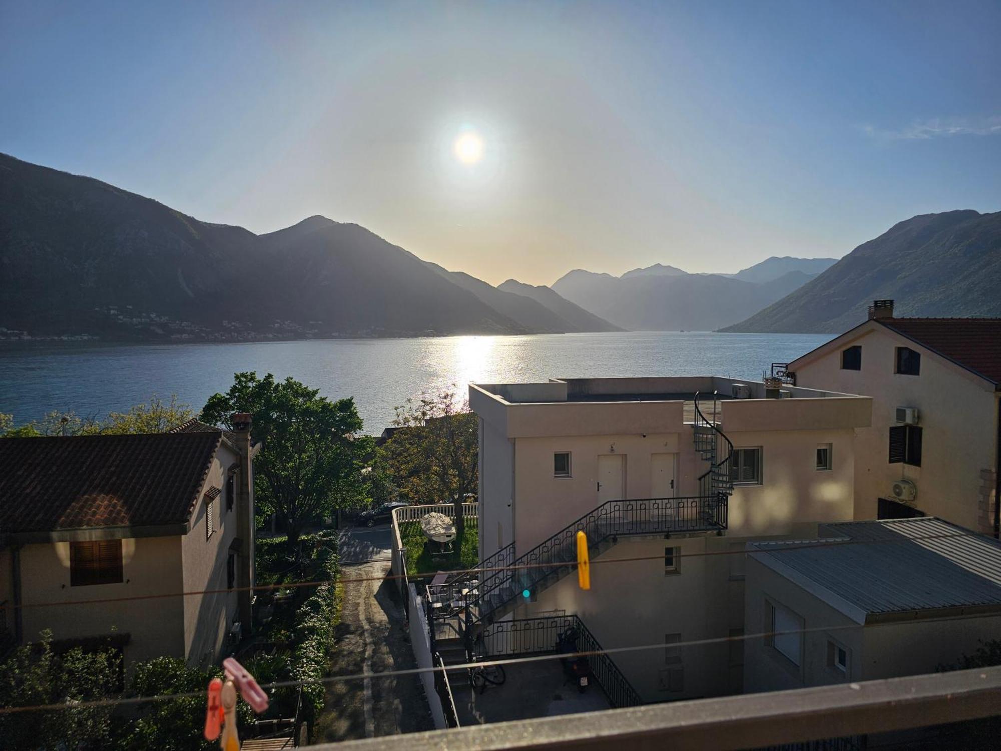 Modern Seaside Escape - Stunning Sea View - Private & Stylish Apartamento Kotor Exterior foto